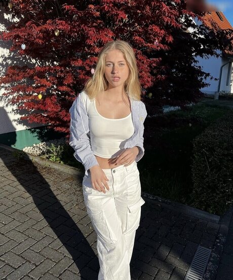 Zoe Kaeppele star sexy image