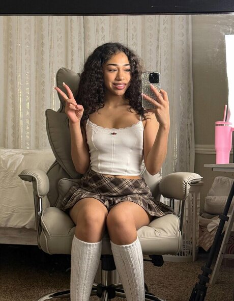 atoviah nude star img