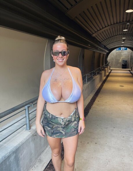 Jacklyn Roper model nude pic