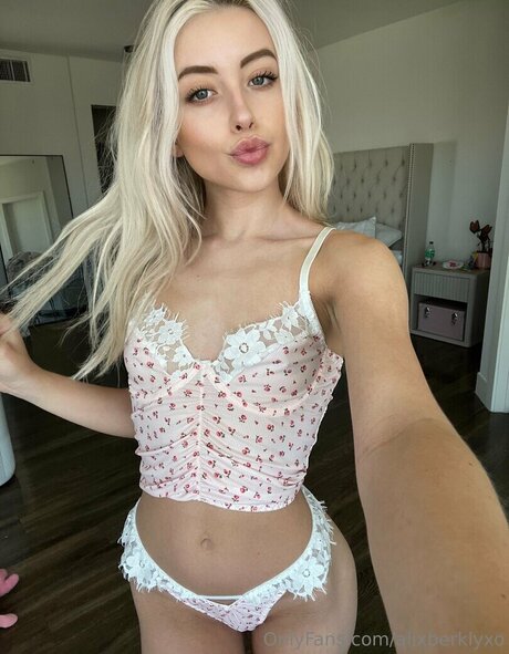 one onlyfans hot img