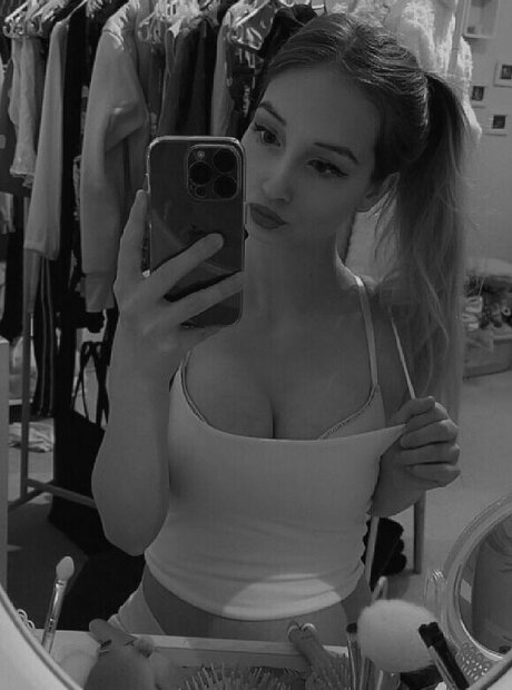 Nicki Anna hd star img