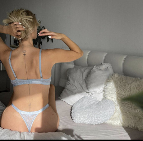 Larissa Neumann model free photos