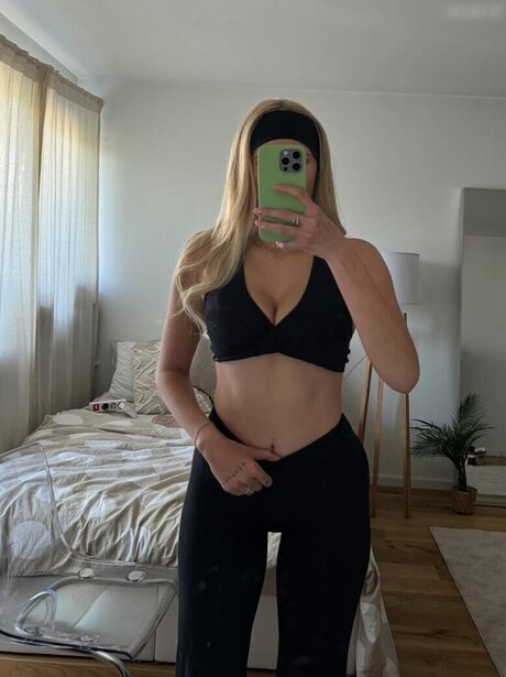 Larissa Neumann pornstar naked images