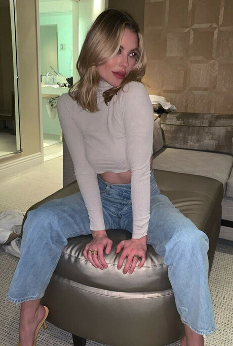 Emily Bishop pretty actress gallery