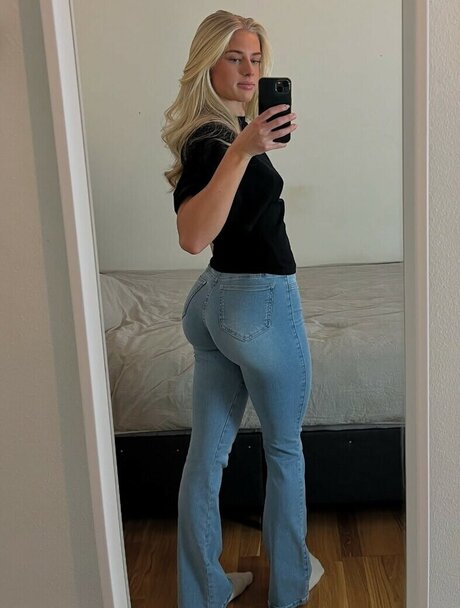 Ellie Maack model exclusive photo