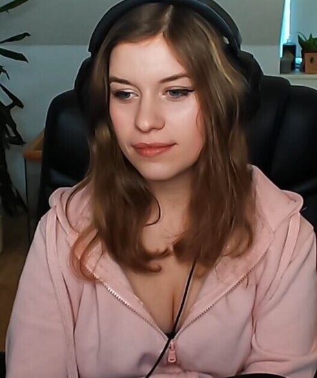 FormulaLena exclusive pornstar img