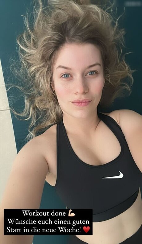 FormulaLena model xxx photo