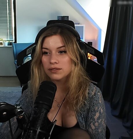 FormulaLena model adult picture