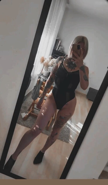 Typischblonnd model naked photos