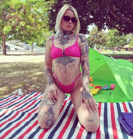 Typischblonnd naked actress pic