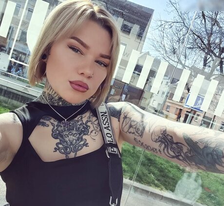 Typischblonnd model nude pic