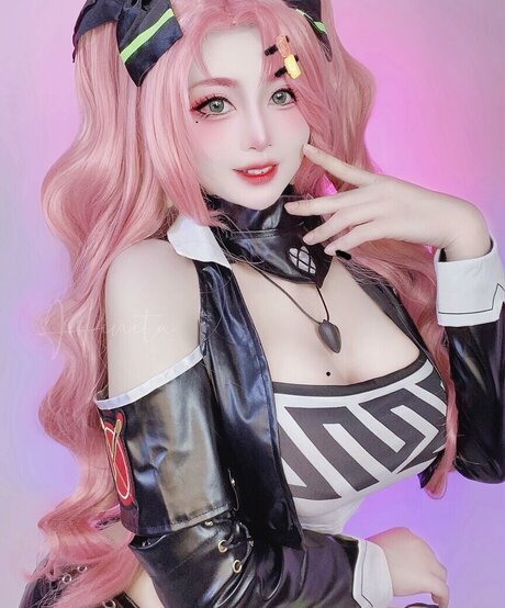 Hiniitaa model nude photo