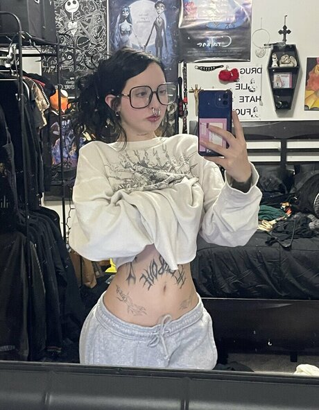 Wuvmia naked pornstar pic