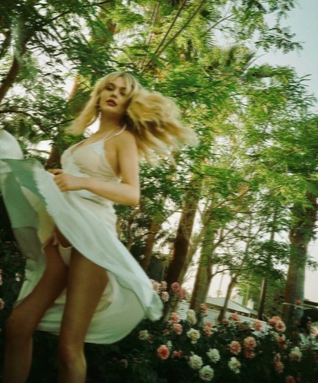 Emily Alyn Lind pornstar sexy photo