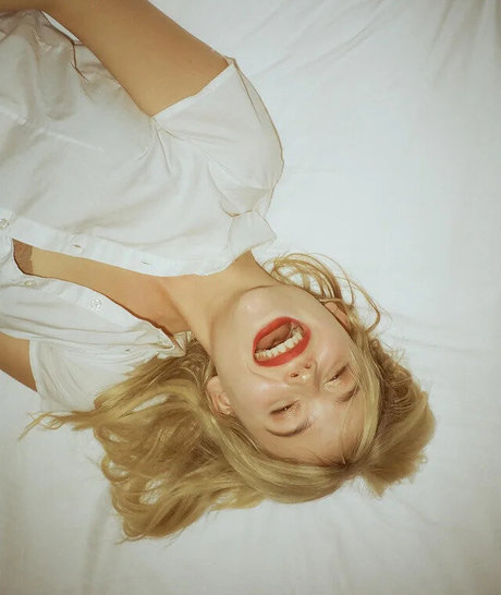 Emily Alyn Lind model art picture