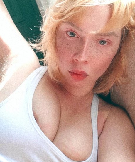 lauratavora model naked pictures