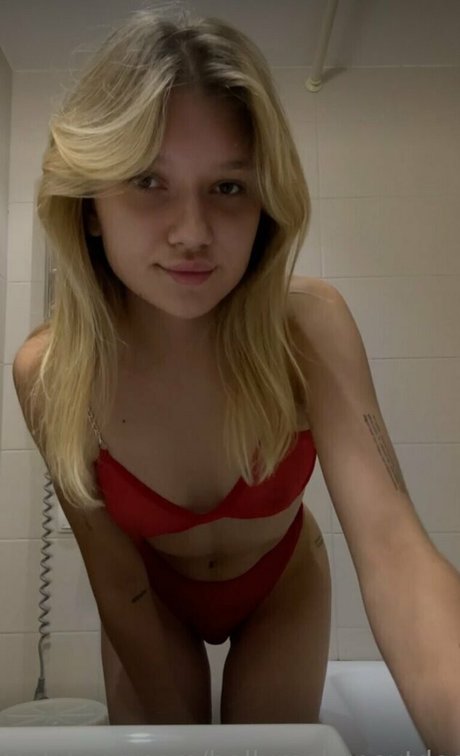 hollymollynextdoor pretty star pics