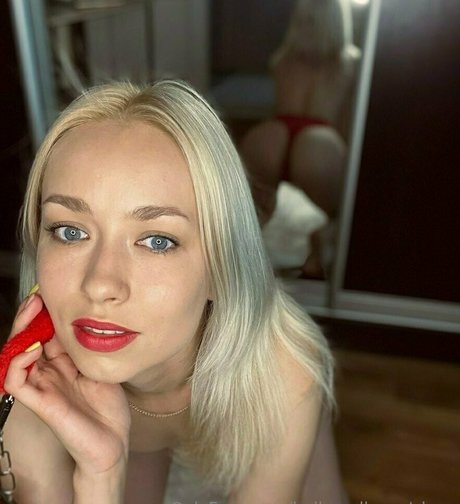 hollymollynextdoor model naked img