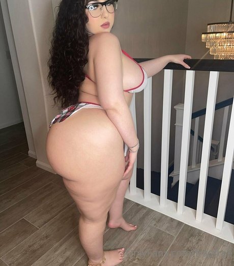 trapfree erotic model image