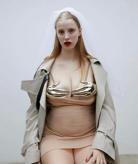 Eliza Goldsmith model art gallery