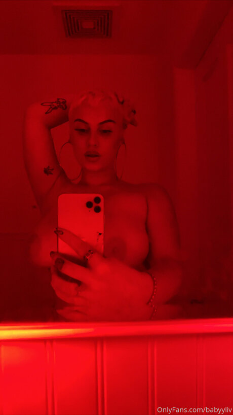 BabyyLiv naked model photo