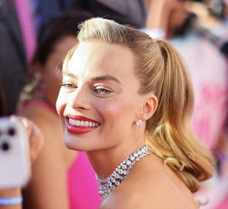 Margot Robbie star erotic images