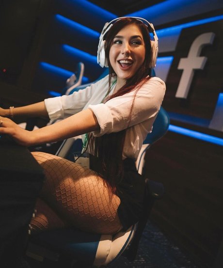 blonde cheerleader onlyfans hd pics