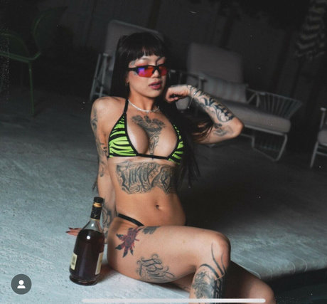 Sarah Lo exclusive star photo