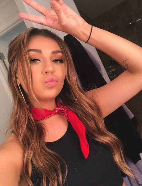 Andrea Russett model sexy pic