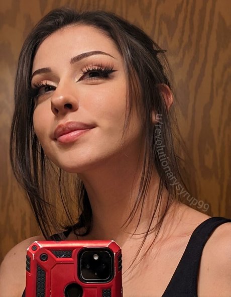 RevolutionarySyrup99 pornstar picture