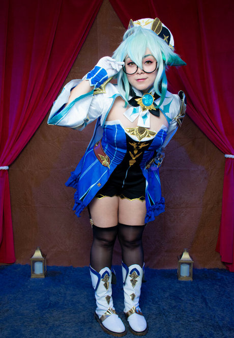 Hitomi Locks beautiful star gallery