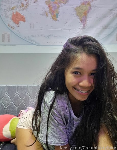 Creamberryfairy model nude photo