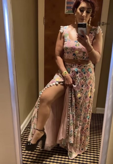 Saira Khan pretty model gallery