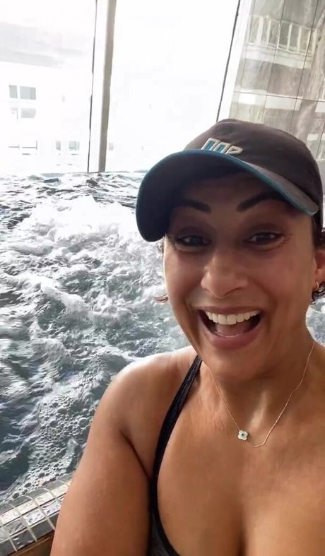 Saira Khan high quality star images