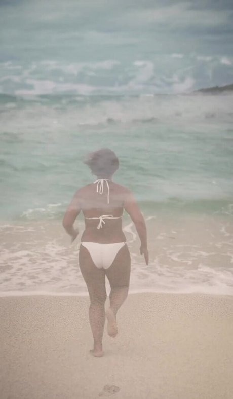 Saira Khan naked star image