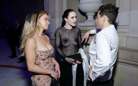 Rachel Brosnahan art model picture