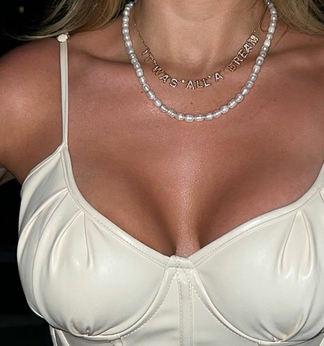 MillieT25 model porn pics