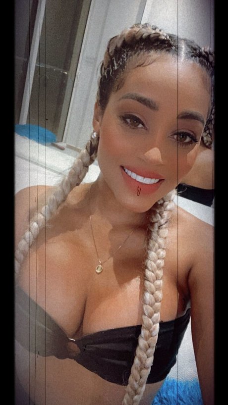 LeydiHilton star erotic photo