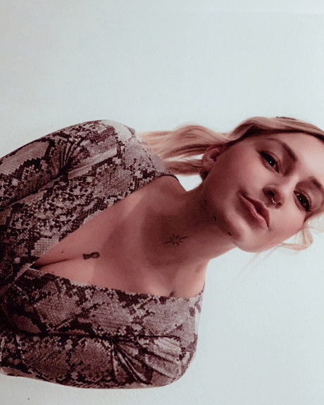 Leni Lovely star photo