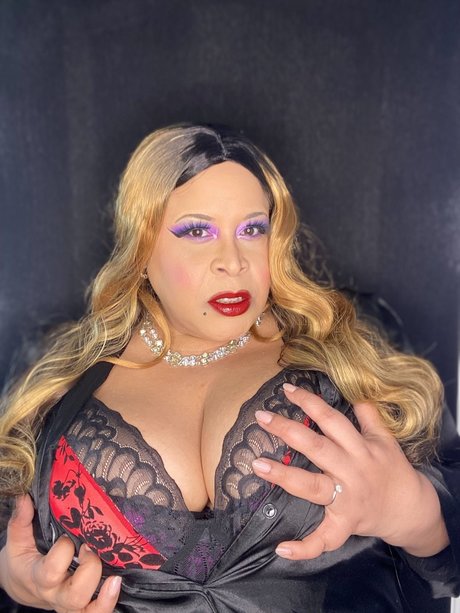 Goddess Lavish Galore star sexy pics