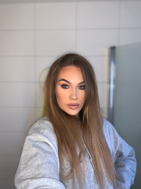 Lipknot model beautiful photo