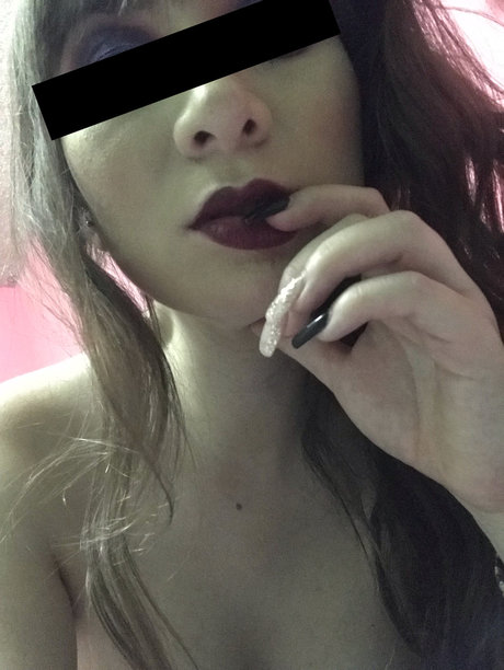 Lady Wonderland model art galleries