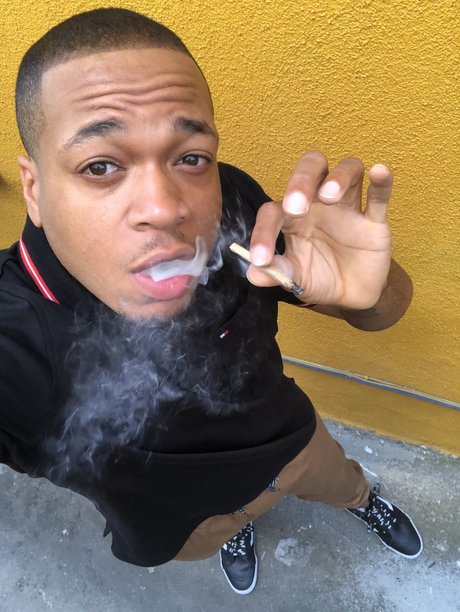 LoccoMoney pretty model img