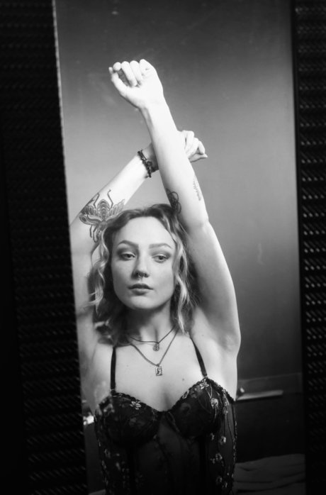 Lunar Kisses pornstar naked pics