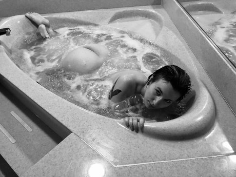 Maxine Crow FREE model hd pic