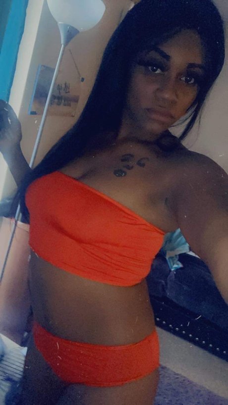 Mila Lowe pornstar naked gallery