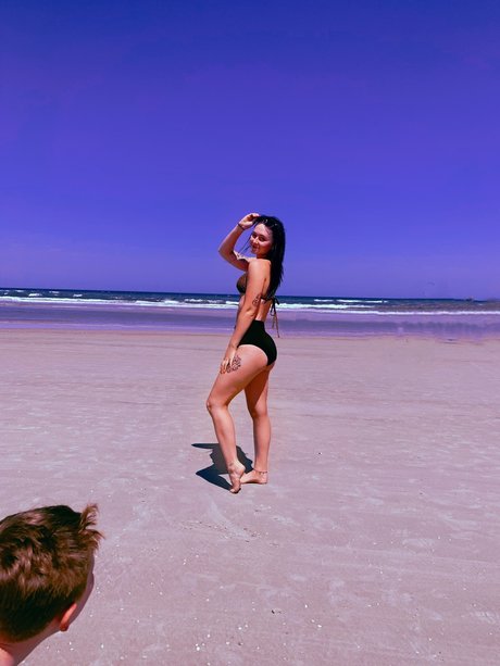 Miklyn model nude image