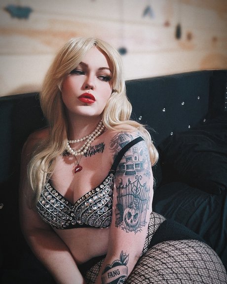 Michelle Nicole Tiley star nude pics