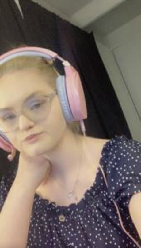 Nicole Fox erotic star image