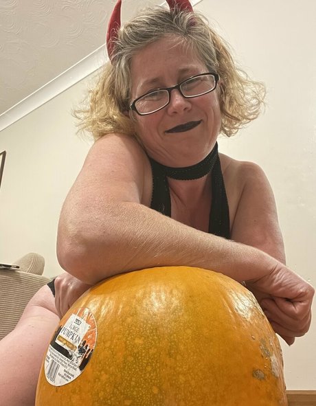 khariscurves art model img